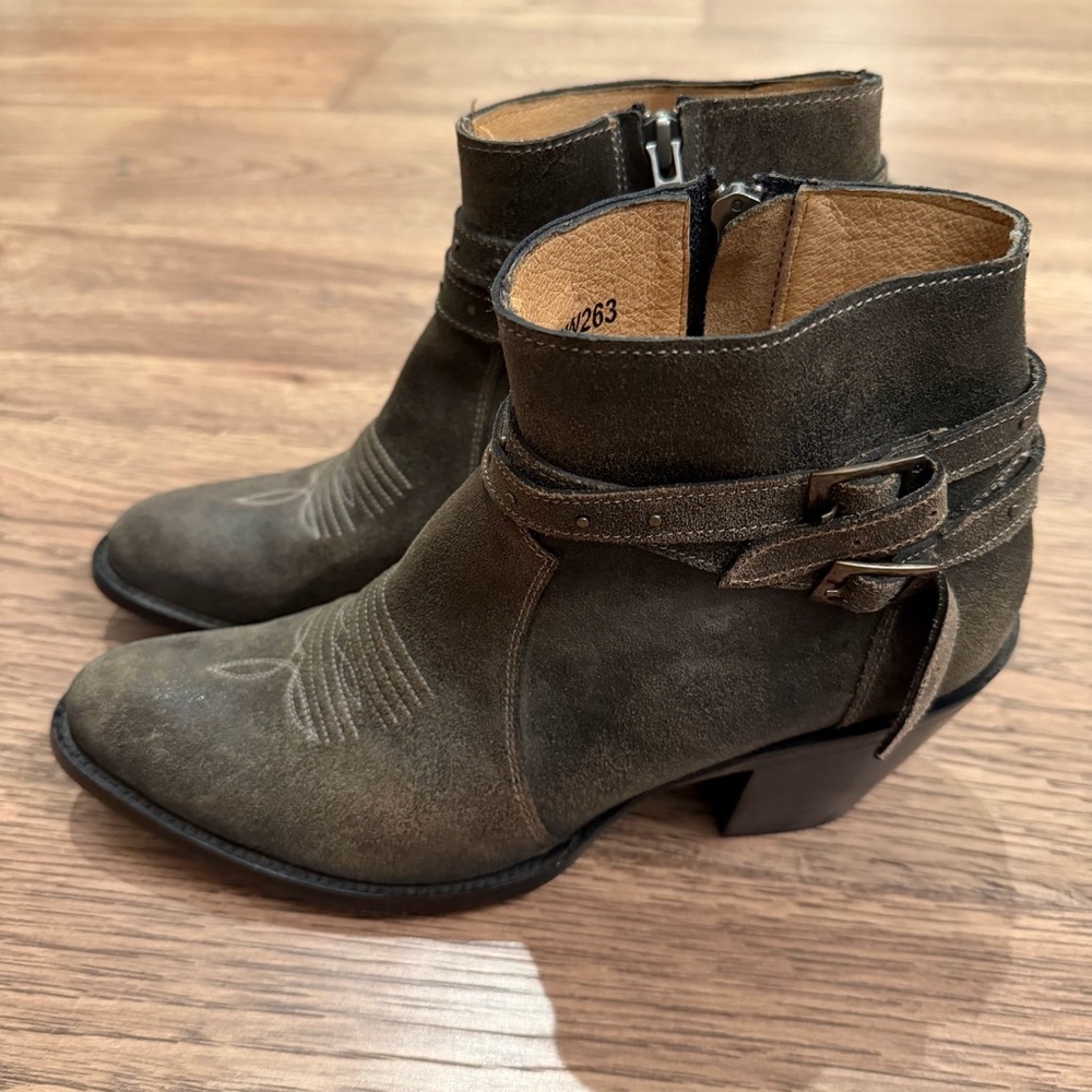 Shyanne Distressed Leather Ankle Western Boots in Brown Cowboy Boots 8 EUC